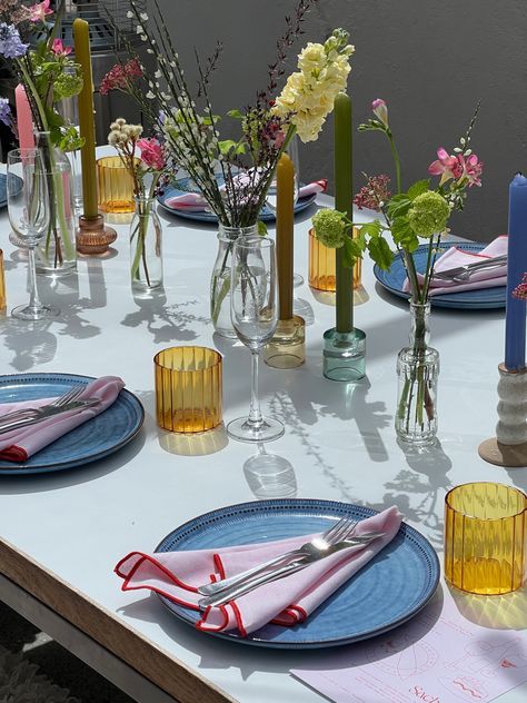 Dinner Party Table Aesthetic, Summer Brunch Table Setting, Scandi Dinner Party, Cottage Dinner Party, Colourful Dinner Party, Summer Dinner Party Tablescape, Small Backyard Party, Colorful Dinner Party, Garden Party Table Setting