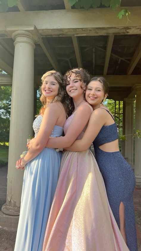 Trio Prom Poses, Trio Prom Pictures, Sparkle Dress Prom, Cottagecore Princess Dress, Aesthetic Prom Pictures, Princess Dress Photoshoot, Formal Photoshoot Ideas, Prom Poses For Friends, Trio Bff