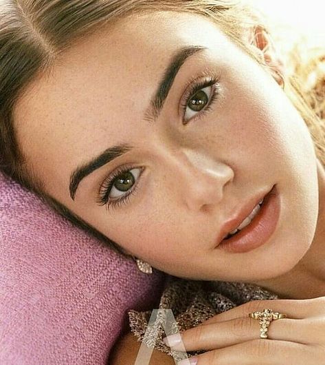 Have a amazing day #lilycollins Lily Collins Eyebrows, Kim Kardashian Wedding, Kardashian Wedding, Lily Collins Style, Kardashian Makeup, Kim Kardashian Makeup, Selena Gomez Cute, Simple Eyeliner, Beautiful Eye Makeup