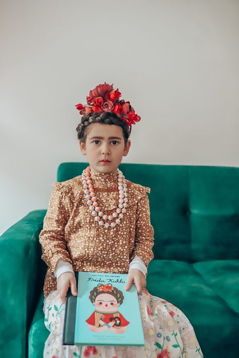 Best costume ever, Frida Kahlo for book week or halloween! This is the best costume inspiration ever! Bookweek Costumes For Teachers, Costumes To Make At Home, Book Week Characters, Story Book Costumes, Book Week Costume Ideas, Easy Book Week Costumes, Book Week Costumes, Storybook Character Costumes, Book Characters Dress Up