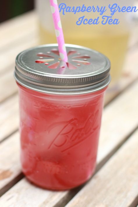 Super easy and flavorful Raspberry Green Iced Tea recipe.  Make the perfect sun tea. #healthyandhydrated #ad Flavored Tea Recipes, Green Iced Tea, Belly Fat Smoothies, Green Tea Recipes, Sun Tea, Iced Tea Recipes, Tea Ideas, Ice Tea, Flavored Tea