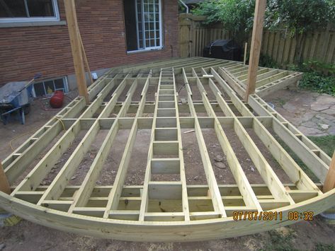 Curve deck framing Curved Deck, Curved Pergola, Deck Framing, Laying Decking, Deck Building, Floating Deck, Wooden Deck, Deck Construction, Pergola Ideas