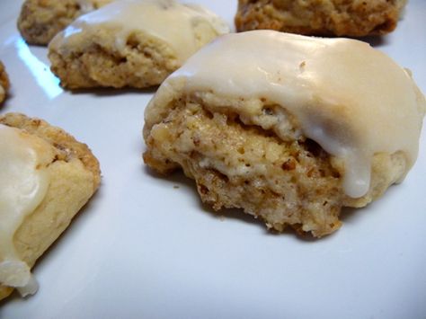 Italian Walnut Pillow Cookies. This picture doesn't do the cookie justice-the inside is filled with walnut goodness. I can't wait to try them out. Walnut Pillows, European Deserts, Pillow Cookies Recipe, Pillow Cookies, Super Cookies, Nut Rolls, Italian Cookie Recipes, Italian Pastries, Italian Favorites