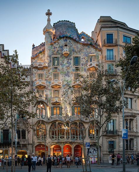 What is maximalist design? Art Nouveau Arquitectura, Barcelona Aesthetic, Architecture Art Nouveau, Architecture Cool, Gaudi Architecture, Gaudi Barcelona, Antonio Gaudí, Maximalist Design, Budget Travel Destinations