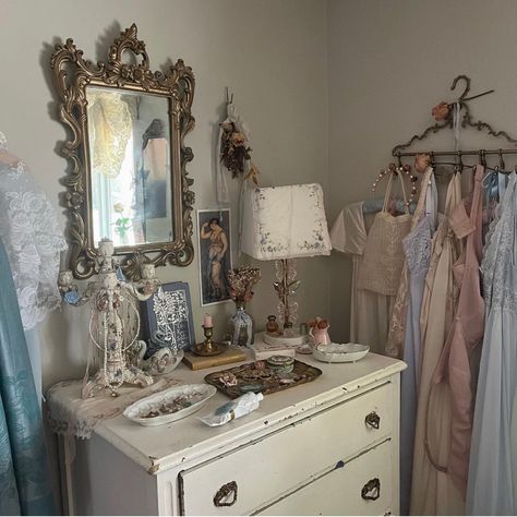 Vintage Rooms Antique, Old Fashion Bedroom Ideas Vintage, Vintage Old Money Bedroom, Victorian Coquette Room, Vintage Girly Room, Blue Vintage Room, Vintage Room Coquette, Romantic Academia Bedroom, Vintage Desk Decor