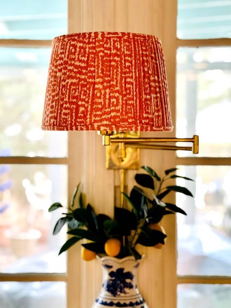 Diy Lampshade Makeover, Diy Lamp Makeover, Lamp Shade Crafts, Pleated Lampshade, Pleated Lamp Shades, Lampshade Makeover, Lamp Makeover, Diy Lampe, Old Lamps