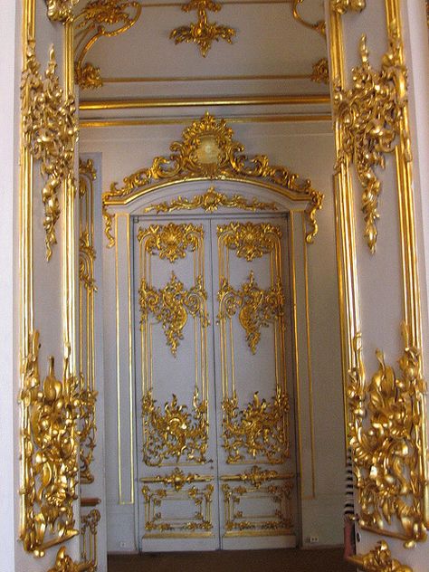 Elaborate door at Armorial Hall Baroque Interior Design, The Winter Palace, Interesting Doors, Castle Doors, Luxury Mansions Interior, Greek City, Classical Interior, Palace Interior, Winter Palace