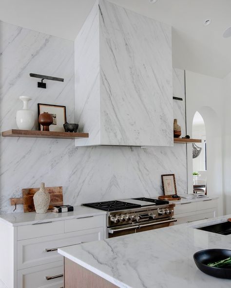 Go bold with a marble vent hood for a show-stopper! 📷: Instagram user studiothomas featuring Marble in Circo White Kitchen With Open Shelves, Interior Design Vignette, Kitchen Hood Ideas, Kitchen Colour Combination, Outdoor Bbq Kitchen, Latest House Designs, Marble Kitchen, Kitchen Bathroom Remodel, Vent Hood