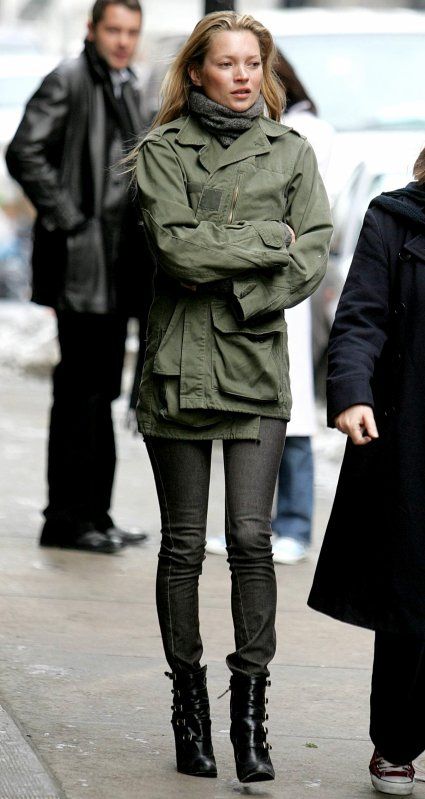 kate moss in the 90s -- this look is back. Kate Moss Street Style, Moss Fashion, Army Coat, Military Chic, Kate Moss Style, Laura Bailey, Green Parka, Poppy Delevingne, Zoom Photo