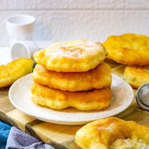 Bulgarian Breakfast, Fried Dough Recipe, Fried Dough Recipes, Bulgarian Bread Recipe, Bulgarian Food, Bread Bar, Desserts Around The World, Syrian Food, Eastern European Recipes