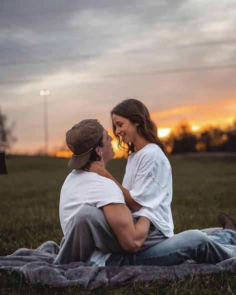 Country Couple Pictures, Cute Country Couples, Love And Connection, Cute Engagement Photos, Gift Basket Ideas For Couples, Country Couples, Engagement Pictures Poses, Couple Goals Teenagers, Cute Relationship Photos