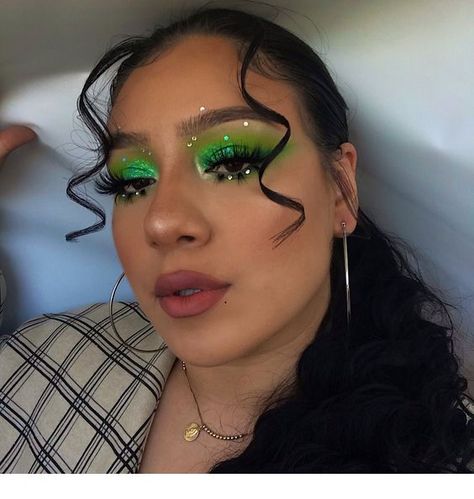 Neon Green Makeup, Lip Highlight, How To Do Contouring, Edc Makeup, Bow N Arrow, Makeup Neon, Festival Eye Makeup, Abstract Makeup, Green Eyeshadow Look