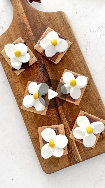 Kristen Racanati on Instagram: "Had to jump on the Daisy marshmallow trend ! These no fire marshmallows came out perfect! I baked at 370 degrees for 2-3 minutes. I constantly checked on them so they didn’t burn and they came just right! 

Do you like s’mores? ✨ 
.
.
.
#kidssnacks #simplesnacks #smores #marshmallows #snacks #easysnack #easysnacks #snacksforkids #kids #baking #bakinglove #snacksonsnacks #easysnacks #easysnackideas" Daisy Marshmallow, Fire Marshmallows, Smores Marshmallows, Kids Baking, Fun Foods, Kids Snacks, Easy Snacks, Marshmallows, Charcuterie Board