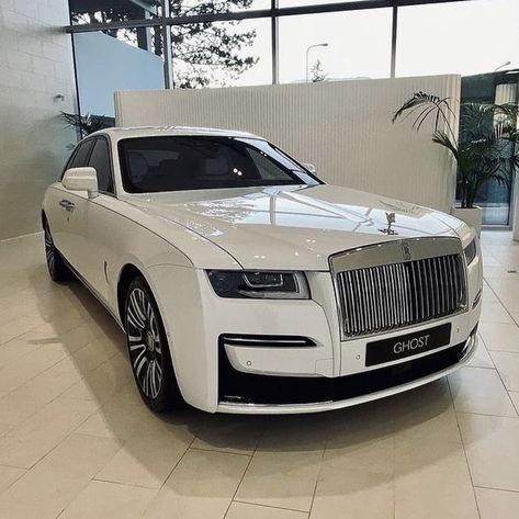 White Rolls Royce Aesthetic, Cream Rolls Royce, Rolls Royce Ghost White, Roys Rolls, White Rolls Royce, Luxury Rv, Ghost White, Classy Cars, White Queen