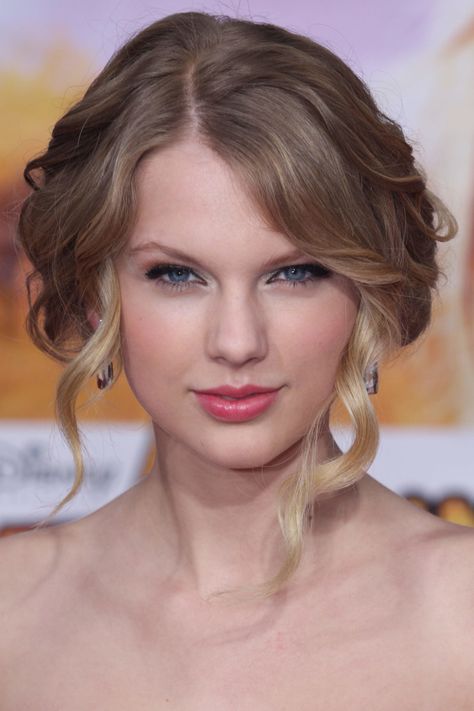 Hairstyles Taylor Swift, Taylor Swift Hairstyles, Taylor Swift Bangs, Iconic Taylor Swift, Red Carpet Hairstyles, Hannah Montana The Movie, Taylor Swift Nails, Era Tour, Red Carpet Hair