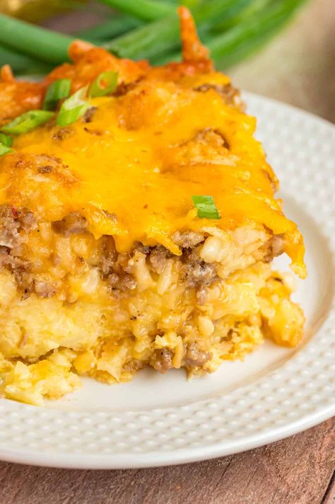 Breakfast Casserole Tater Tots Sausage, Tator Tot Egg Casserole Breakfast, Easy Breakfast Casserole With Bacon, Tater Tots Breakfast, Breakfast Casserole With Tater Tots, Breakfast Tater Tot Casserole, Tator Tot Egg Casserole, Tator Tot Breakfast, Savory Casserole