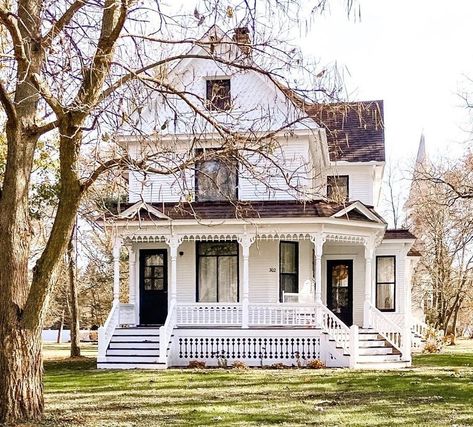 Victorian Farmhouse Exterior, Future House Exterior, Folk Victorian House, Folk Victorian Farmhouse, Updated Victorian, Farmhouse Exterior Colors, Victorian Exterior, Folk Victorian, Victorian Farmhouse