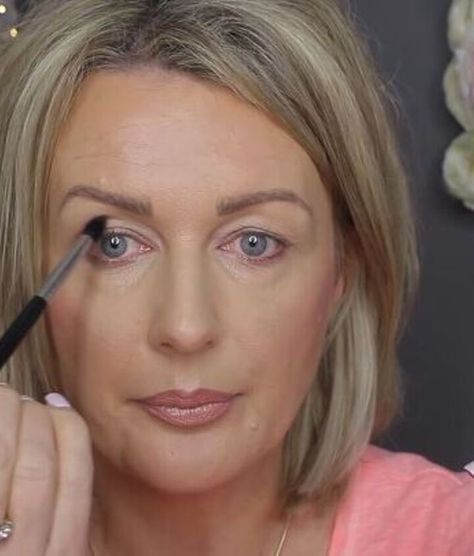 Subtle Makeup For Hooded Eyes, Simple Makeup Looks For Older Women, Aging Hooded Eyes Makeup, Eye Makeup Hooded Eyes Older Women, Down Turned Hooded Eye Makeup, Applying Eyeshadow Hooded Eyelids, Eye Makeup For Aging Eyes, Makeup For Green Hooded Eyes, Easy Hooded Eye Makeup For Beginners