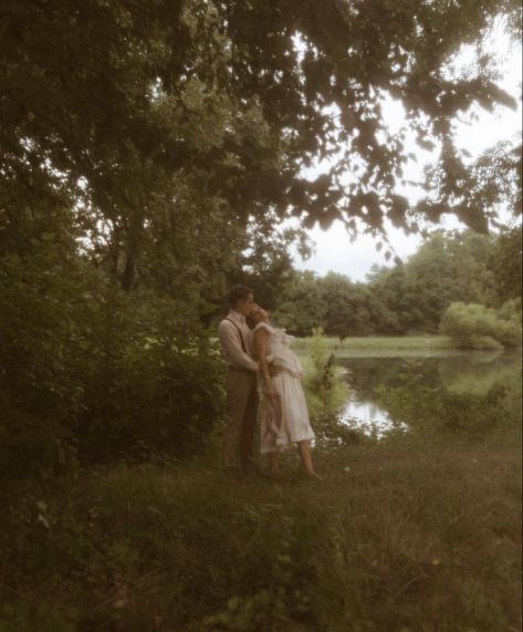 Vintage Vibe Engagement Photos, Vintage Photoshoot Engagement, Tira Core, Pride And Prejudice Wedding Aesthetic, Pride And Prejudice Engagement Photos, Pride And Prejudice Proposal, Pride And Prejudice Photoshoot, Meadow Photoshoot, Pride And Prejudice Wedding