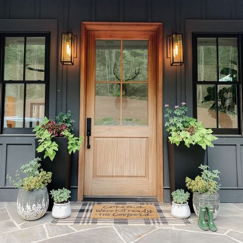 Front Door Planters, Front Porch Planters, Custom Front Doors, Porch Planters, Summer Porch, Indoor Doors, Front Door Design, Front Porch Decorating, Spring Door