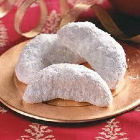 Nut Crescents Vanilla Crescent Cookies, Almond Crescent Cookies, Crescent Cookies, Cookie Board, Polish Desserts, Biscuits Recipe, Polish Recipes, Food Test, Biscuit Recipe