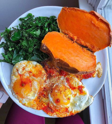 Turmeric eggs with a baked sweet potato and sautéed kale 😋 Prepped the sweet potato yesterday and warmed it up this morning 👌🏻 I’ll make the sweet potato while I’m doing something else at night (aka watching an episode of YOU haha- we’ve only got one to go!!) and it’s ready to go in the morning 🤗 I honestly think Sweet Potato Egg Bowl, Breakfast With Sweet Potatoes And Eggs, Sweet Potato With Egg, Turmeric Eggs, Sweet Potatoes And Eggs, Wholefoods Diet, Sweet Eggs, 300 Calorie Breakfast, Uni Meals