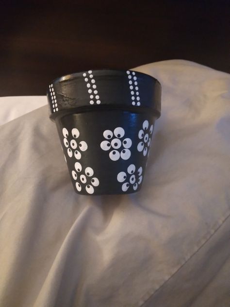 Black and white flower hand painted/dotted terracotta planter pot Black Pot Painting Ideas, Black And Purple Wallpaper, White Pot, Decorated Flower Pots, Terracotta Planter, Bottle Painting, Purple Wallpaper, Terracotta Pots, Clay Pots