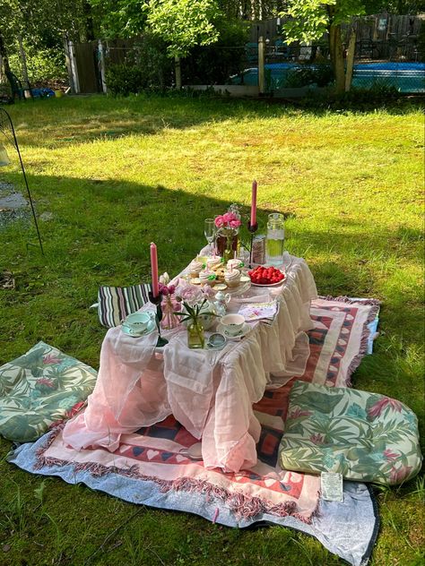 Cottagecore Dinner Party Aesthetic, Fairy Picnic Outfit, Urban Garden Party, Small Garden Birthday Party Ideas, Cottagecore Aesthetic Birthday, Summer Garden Party Aesthetic, Fairy Core Birthday, Adult Fairy Party, Fairy Dinner Party