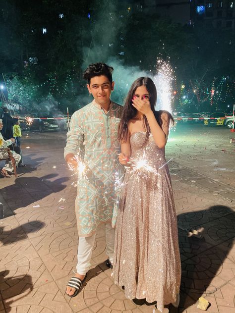 Couple Diwali Pic, Diwali Couple Photoshoot, Diwali Couple Photos, Diwali Photoshoot Ideas Couple, Diwali Pics Ideas Couple, Diwali Photo Ideas For Couples, Diwali Couple Aesthetic, Couple Diwali Poses, Diwali Couple Pics Aesthetic