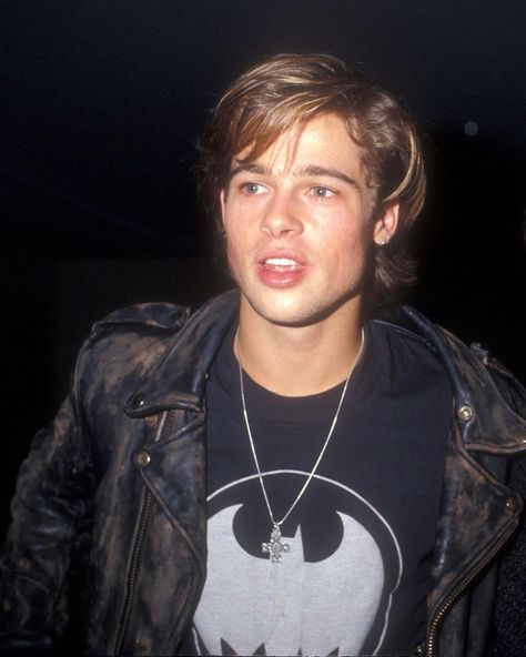 Brad Pitt at the Amnesty International Event in Hollywood, CA 1988 #youngbradpitt #bradpitt #amnestyinternationalevent #1988 #1980s #80s #80snostalgia #80sheartthrob #80sheartthrobs Daniel Desario, براد بيت, Anglina Jolie, Brad And Angelina, 90s Actors, 80s Men, 90s Men, It's Raining, Hot Actors