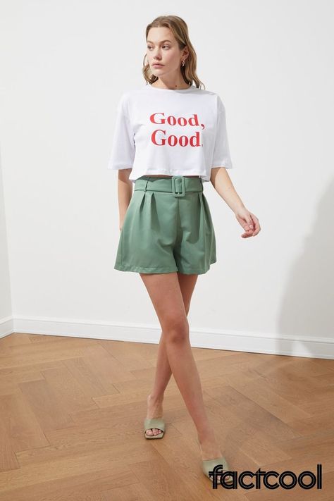 A stylish summer outfit, comfy summer outfit, and trendy summer outfit all in one? Yes, you heard that right! This summer women´s outfit with white crop top and green shorts is the perfect choice. Style it with other trendy outfit inspo from our 200-brand selection to create the summer outfits aesthetic of your dreams! #factcool #factcoolinspiration #factcoolfashion #factcooloutfit #inspiration #fashionoutfit #outfit #ootd Summer Outfit Comfy, Comfy Summer Outfits, Trendy Outfit Inspo, Stylish Summer Outfits, Cool Summer Outfits, Slenderman, Tailored Shorts, Trendy Summer Outfits, Summer Outfit Inspiration