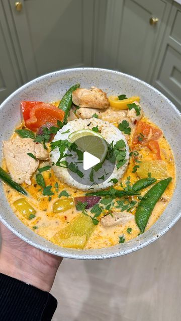 Ellena Hoad on Instagram: "If you love a Wagamama, give this Raisukaree inspired curry dish a go! 542 kcal per portion (46g C, 19g F, 48g P) Check out @ell_evateapp for more quick and easy recipes! Use code 30YEAR to get 30% a one year subscription! ✨ Ingredients for 2: 300g raw chicken breast 40g thai red curry paste 200ml chicken stock 200ml light coconut milk 1 tbsp fish sauce Lime juice 1 red onion 1/2 red and yellow pepper 100g sugar snap peas 2 x 130g pots of sticky rice Method: 1. To a pan add the thai red curry paste, coconut milk, lime juice, fish sauce and stock. Leave to simmer over a low heat. 2. To a separate pan, add the chicken and fry until brown. 3. Add peppers, onions and sugar snap peas. Fry until soft. 4. Pour over the sauce, then serve with sticky rice, Thai Red Curry Paste, Raw Chicken Breast, Red Curry Paste, Raw Chicken, Curry Dishes, Yellow Pepper, Sugar Snap Peas, Thai Curry, Snap Peas