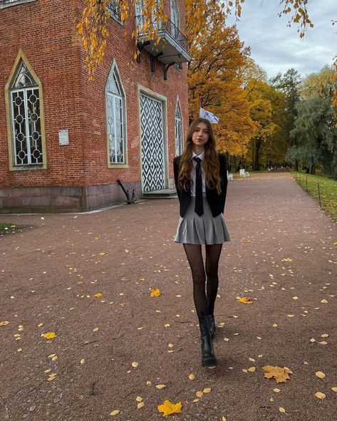 Fall Dark Outfits, Private School Aesthetic Outfit, Dark Preppy Outfits, Prep School Outfits, Private School Uniforms, Sixth Form Outfits, School Uniform Fashion, School Uniform Outfits, Fashion Fails