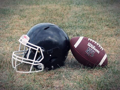 Football Helmet Aesthetic, High School Quarterback Aesthetic, Futbol Americano Aesthetic, Football Season Aesthetic, Americano Aesthetic, American Football Aesthetic, Injury Aesthetic, Grayson Aesthetic, Euphoria Lexi