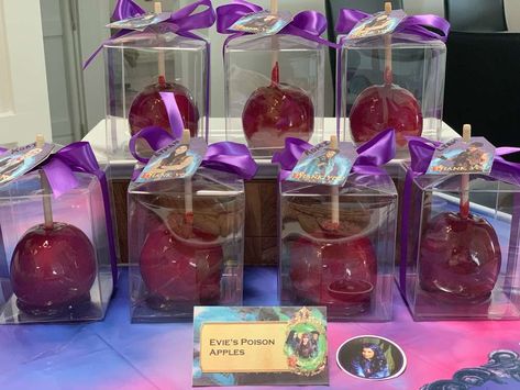 Descendants Party Favors, Descendants Rise Of Red Birthday Party, Candy Apple Favors, Descendants Cake, Descendants Party Ideas Birthdays, Disney Descendants Party, Evie Descendants, Red Birthday Party, Descendants Party