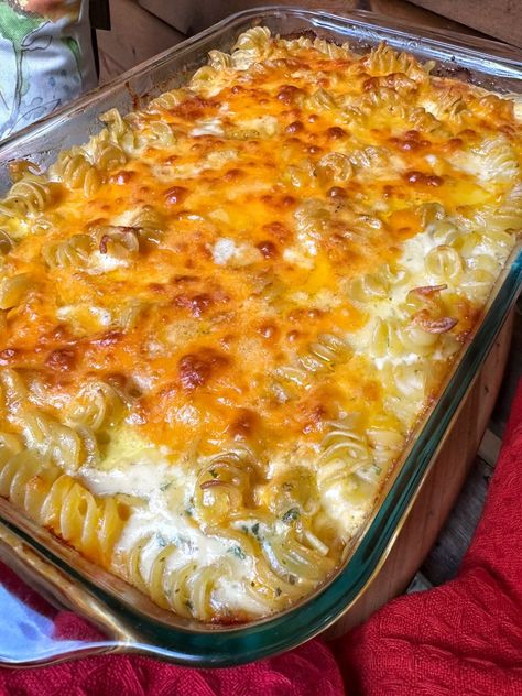 Easy Hamburger Casserole, The Tipsy Housewife, Tipsy Housewife, Hamburger Casseroles Recipes, Ground Beef And Potatoes, Easy Hamburger, Hamburger Casserole, Cheeseburger Casserole, Macaroni N Cheese Recipe