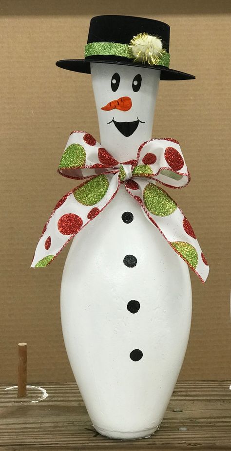 Bowling Pin Christmas Crafts, Bowling Pin Snowman, Bowling Pins Ideas, Bowling Decor, Diy Bowling Pins, Bowling Ideas, Bowling Ball Crafts, Bowling Pin Crafts, Diy Bowling