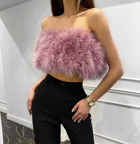 #pink #top #pinktop #puff #pufftop #beauty #style #outfits #nyc #fashion #fashionista Fluffy Top Outfit Style, Fluffy Top Outfit, Pink Night Out Outfit, Hslot Outfit Ideas, Silver Party Dress, Outfits Nyc, Fur Dress, Feather Tops, Best Friend Photoshoot