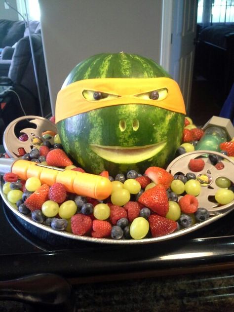 Teenage Mutant Ninja Turtle fruit tray. Ninja Turtle Watermelon, Turtle Fruit, Baby Shower Nena, Teenage Mutant Ninja Turtle Party, Ninja Turtle Birthday Cake, Teenage Mutant Ninja Turtle Cake, Mutant Ninja Turtles Party, Turtle Birthday Parties, Tmnt Birthday