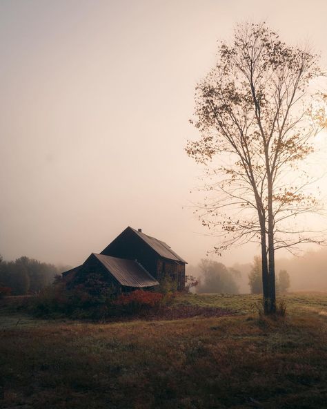 Kyle McGahey on Instagram: “Sunrise in New Hampshire 🌄 .⁣ .⁣ .⁣ .⁣ .⁣ ⁣ #cinesomnia #photocinematic #photocinematica #forthetones #cinematicmodeon #cineminer…” Chris Hansen, Watercolor Projects, Foggy Morning, Landscape Photography Nature, A Barn, Old Barn, Photography Techniques, Light Painting, New Hampshire