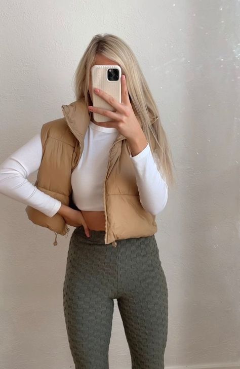 Puffer Vest Tan, Crop Top Puffer Vest Outfit, Cropped Vest Puffer, Short Puffy Vest Outfit, Short Vest Outfits For Women, Tan Puffer Vest Outfit, Tan Vest Outfits For Women, Cropped Vest Outfit, Cropped Puffer Vest Outfit