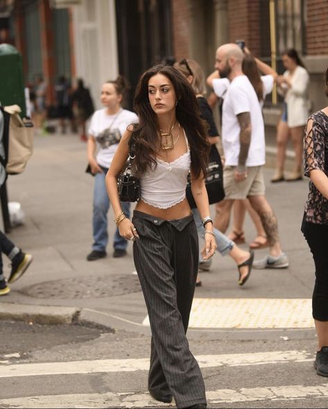 Aesthetic Baggy Pants, Late 2000s Fashion, Spring Outfits College, City Fits, Y2k Lace Top, Nyc Fits, 2000s Outfits, Clean Girl Aesthetic, Soho Nyc