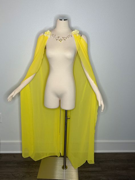 Yellow fairy cape with vine clasp Fairy Wing Cape, Yellow Fairy Costume, Fairy Cape, Fairy Costume Diy, Yellow Fairy, Txt Concert, Fairy Outfit, Fairy Accessories, Yellow House