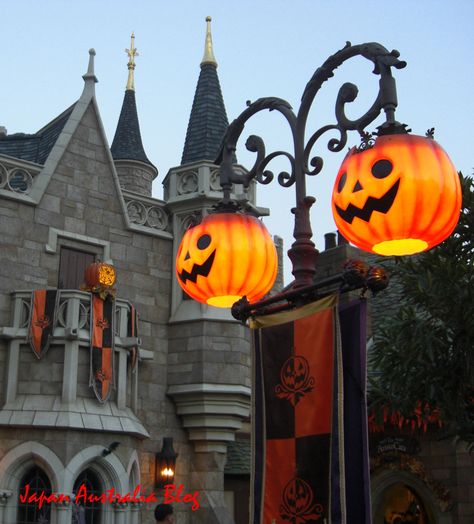 Pumpkin lamp posts - Could be done with a fancy yard light and pumpkin candy bucket Halloween Exterior, Halloween In Japan, Exterior Illumination, Christmas Exterior, Halloween Lamp, Pumpkin Lamp, House Lights, Halloween Outside, Lamp Posts