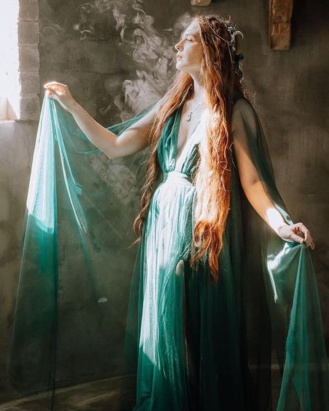 Scarlett O Hair, Prom Dresses With Cape, Ethereal Princess, Prom Long, Bride Photography, Costume Drama, Pretty Prom Dresses, Tulle Prom Dress, Cape Dress