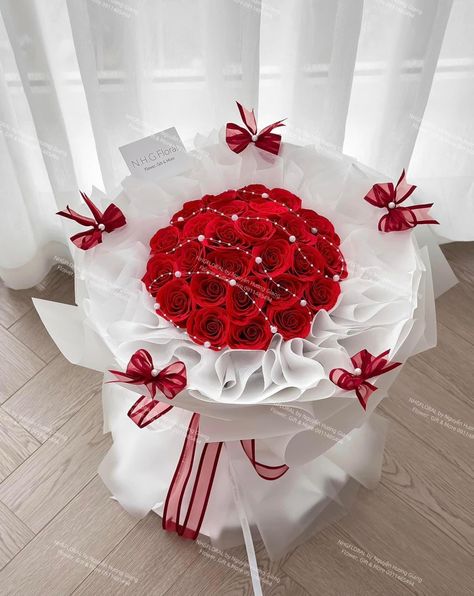 Round Bouquet Wrapping Tutorial, Round Bouquet Wrapping, Paper Rose Craft, Satin Flowers Diy, Ribbon Flowers Bouquet, Diy Bouquet Wrap, Round Bouquet, Bouquet Wrapping, Luxury Flower Bouquets