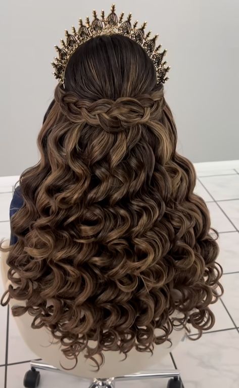 Middle Part Quince Hairstyles, Hairdos With Crown, Short Quinceanera Hairstyles, Curled Hair With Crown, Quince Hairstyles Braids, Hairstyles For 15 Birthday, Quinceanera Hairstyles With Braids, Crown Hairstyles Wedding, Quince Hairstyles Curly Hair