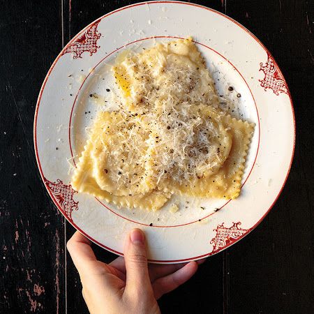 Cacio e Pere (Pear and Cheese Ravioli): Recipe from a Manhattan restaurant called Felidia! This is a truly unique pasta dish...pear and cheese filling. Yummy!! Pear Ravioli, Pear And Cheese, Pretty Dinner, Ravioli Filling, Lidia Bastianich, Homemade Ravioli, Bartlett Pears, Ravioli Recipe, Cheese Ravioli