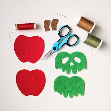 Halloween Felt Sewing Projects, Poison Apple Craft, Halloween Felt Ornaments Patterns Free, Halloween Felt Crafts Diy, Easy Felt Crafts Free Pattern, Easy Apple Crafts, Felt Money, Fall Felt Crafts, Halloween Felt Crafts