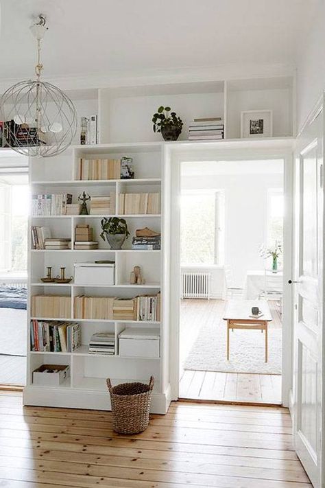 what to do with the micro-wall between two doors Modern Hallway Design, Hallway Wall Decor Ideas, Minimalist Bookshelves, White Bookshelves, Interior Design Per La Casa, Hallway Wall Decor, Bookshelf Design, Tiny House Decor, Bookshelf Decor